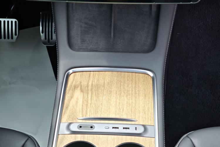 Used Tesla Model Y 2022 Long-Range All-Wheel-Drive Version Interior 9