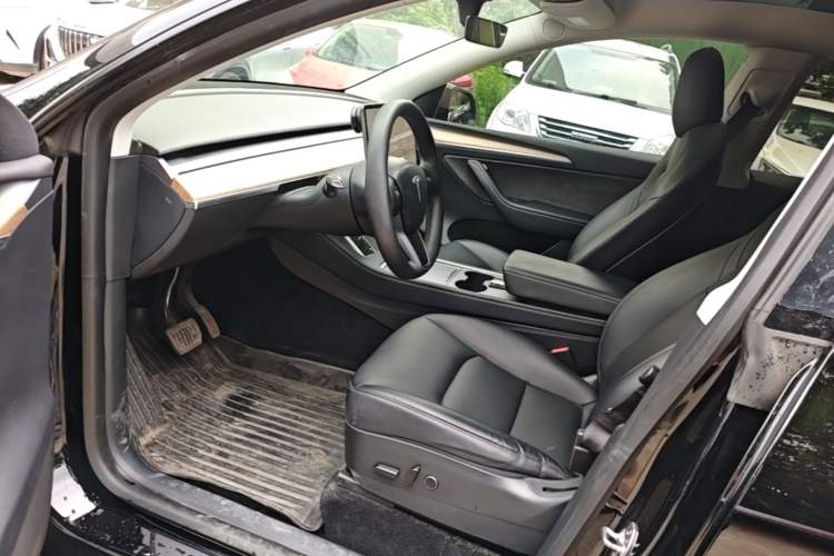 Used Tesla Model Y 2022 Rear-Wheel-Drive Version Left Front Seat