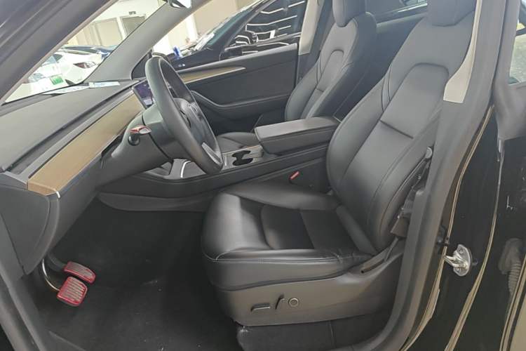 Used Tesla Model Y 2022 Long-Range All-Wheel-Drive Version Left Front Seat