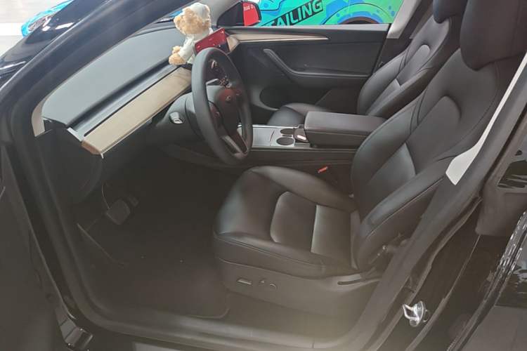Used Tesla Model Y 2022 Long-Range All-Wheel-Drive Version Left Front Seat