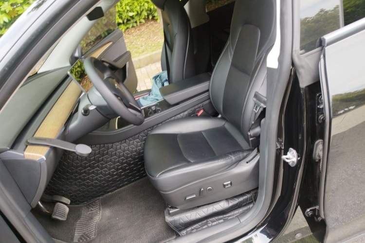 Used Tesla Model Y 2022 Rear-Wheel-Drive Version Left Front Seat