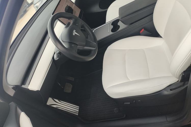Used Tesla Model Y 2022 Long-Range All-Wheel-Drive Version Left Front Seat