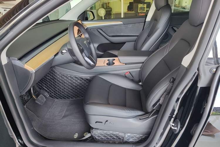 Used Tesla Model Y 2022 Long-Range All-Wheel-Drive Version Left Front Seat