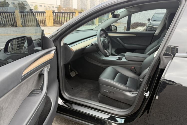 Used Tesla Model Y 2022 Long-Range All-Wheel-Drive Version Left Front Seat