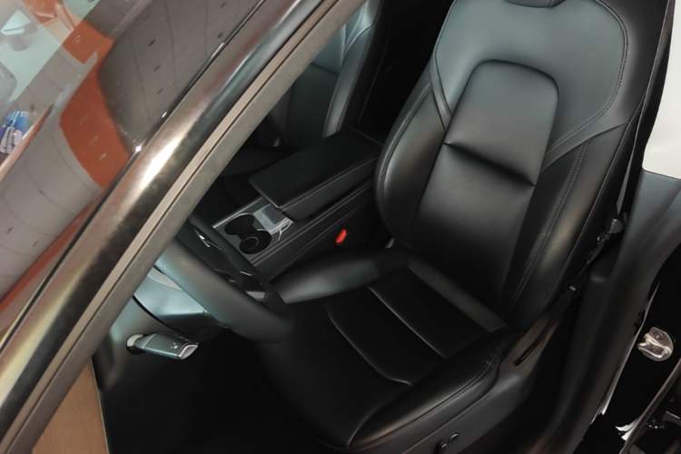 Used Tesla Model Y 2022 Long-Range All-Wheel-Drive Version Left Front Seat