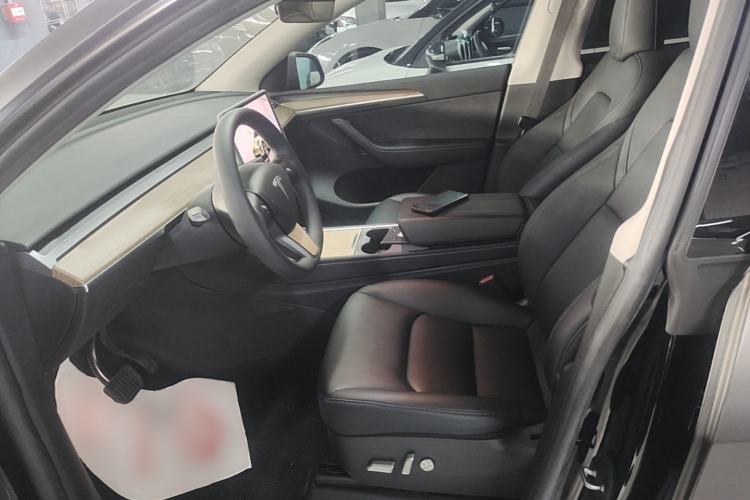 Used Tesla Model Y 2022 Long-Range All-Wheel-Drive Version Left Front Seat