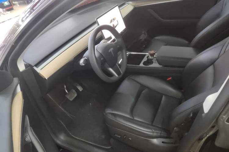 Used Tesla Model Y 2022 Rear-Wheel-Drive Version Left Front Seat