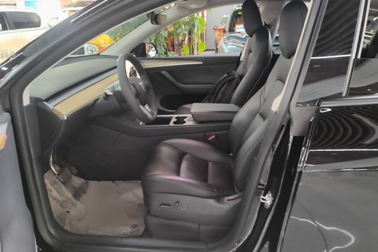 Used Tesla Model Y 2022 Long-Range All-Wheel-Drive Version Left Front Seat