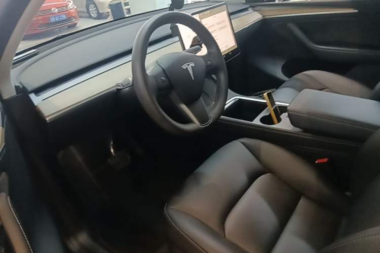 Used Tesla Model Y 2022 Long-Range All-Wheel-Drive Version Left Front Seat