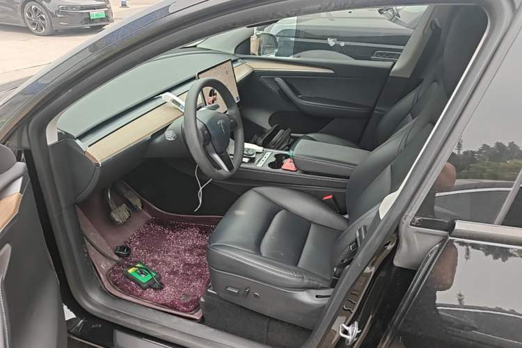 Used Tesla Model Y 2022 Long-Range All-Wheel-Drive Version Left Front Seat