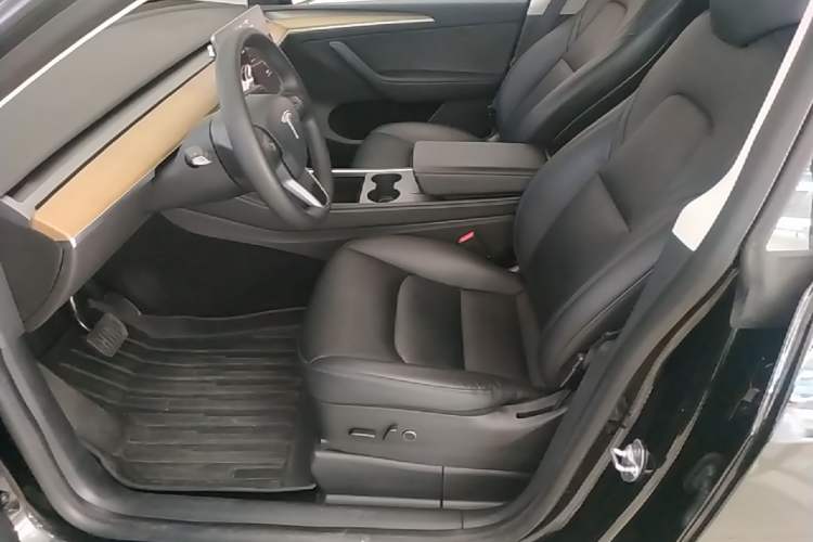Used Tesla Model Y 2022 Rear-Wheel-Drive Version Left Front Seat