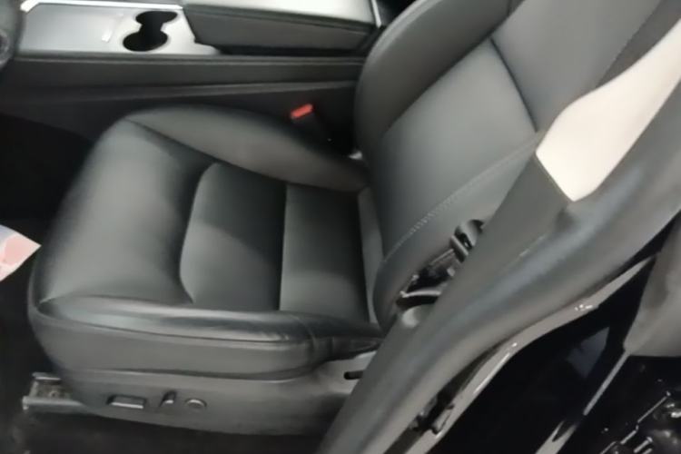 Used Tesla Model Y 2022 Long-Range All-Wheel-Drive Version Left Front Seat