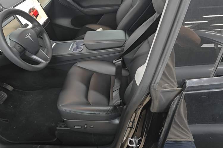 Used Tesla Model Y 2022 Rear-Wheel-Drive Version Left Front Seat