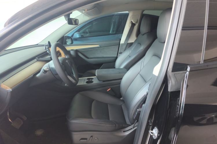 Used Tesla Model Y 2022 Long-Range All-Wheel-Drive Version Left Front Seat
