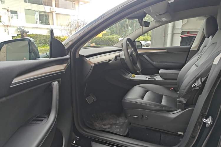Used Tesla Model Y 2022 Long-Range All-Wheel-Drive Version Left Front Seat