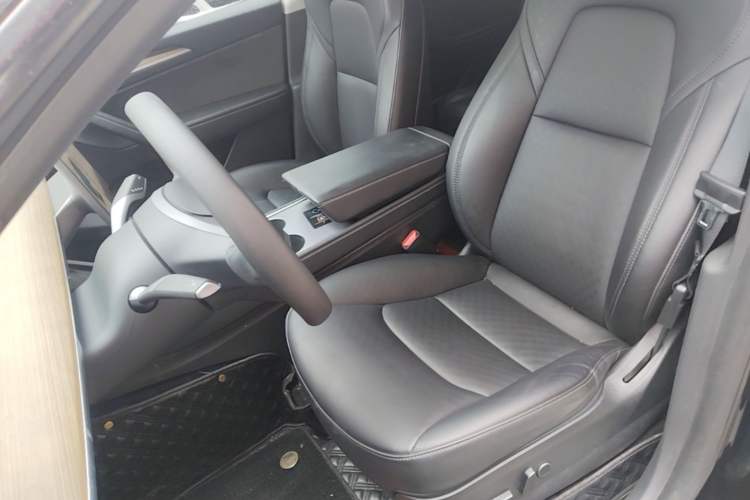 Used Tesla Model Y 2022 Long-Range All-Wheel-Drive Version Left Front Seat