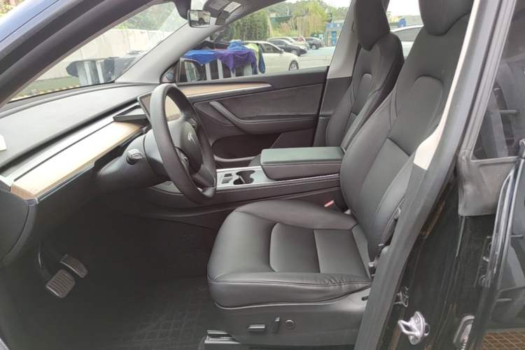 Used Tesla Model Y 2022 Long-Range All-Wheel-Drive Version Left Front Seat