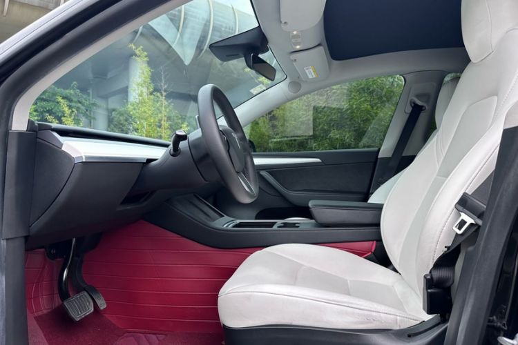 Used Tesla Model Y 2022 Long-Range All-Wheel-Drive Version Left Front Seat