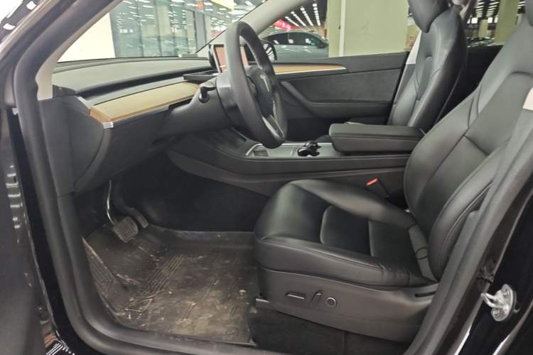 Used Tesla Model Y 2022 Rear-Wheel-Drive Version Left Front Seat