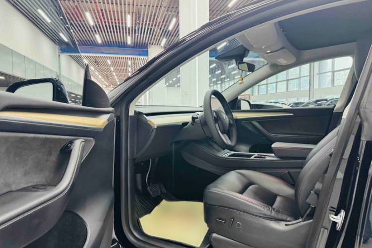 Used Tesla Model Y 2022 Long-Range All-Wheel-Drive Version Left Front Seat
