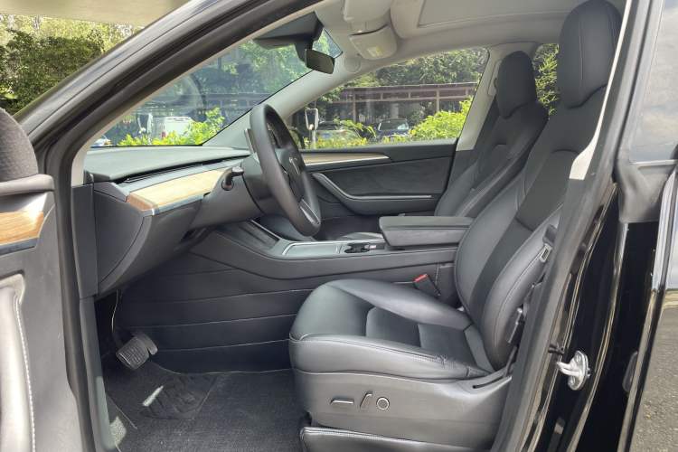 Used Tesla Model Y 2022 Long-Range All-Wheel-Drive Version Left Front Seat