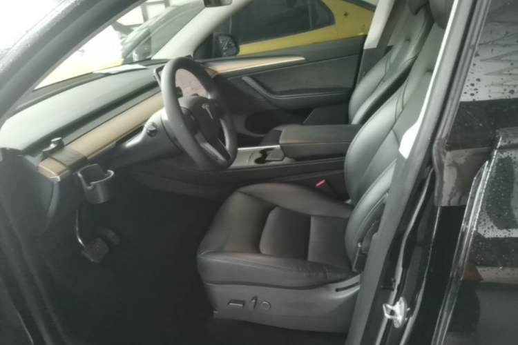 Used Tesla Model Y 2022 Long-Range All-Wheel-Drive Version Left Front Seat