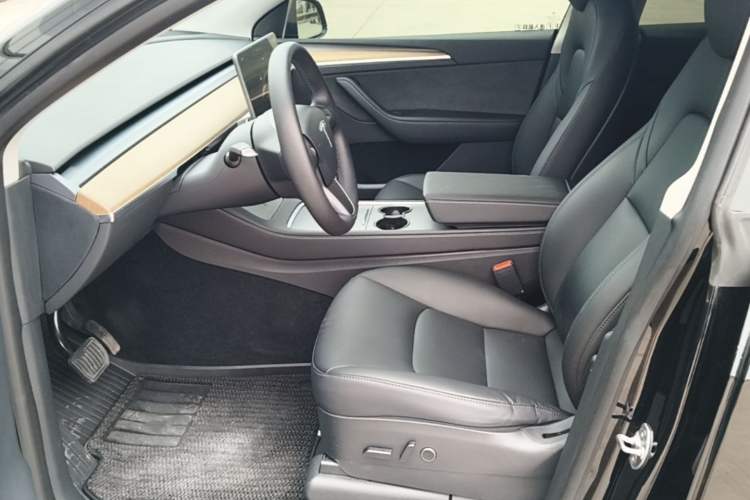 Used Tesla Model Y 2022 Long-Range All-Wheel-Drive Version Left Front Seat