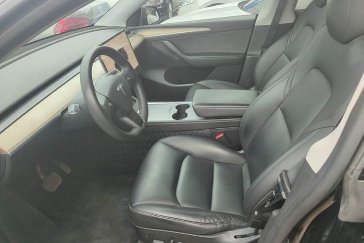Used Tesla Model Y 2022 Long-Range All-Wheel-Drive Version Left Front Seat