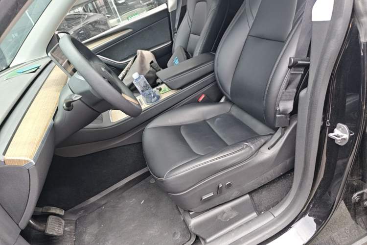 Used Tesla Model Y 2022 Long-Range All-Wheel-Drive Version Left Front Seat