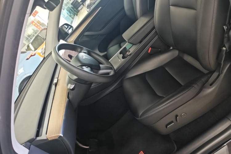 Used Tesla Model Y 2022 Long-Range All-Wheel-Drive Version Left Front Seat
