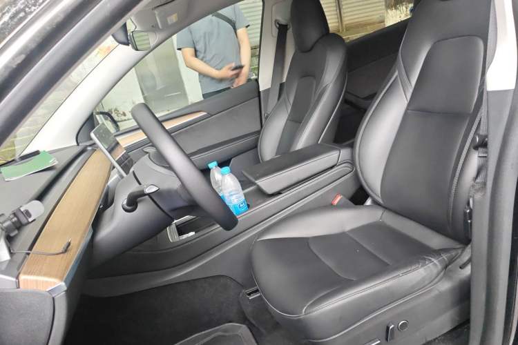 Used Tesla Model Y 2022 Rear-Wheel-Drive Version Left Front Seat