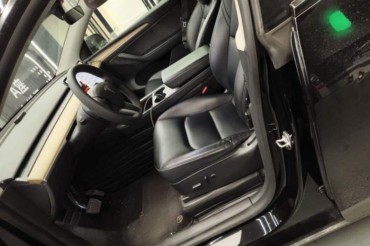 Used Tesla Model Y 2022 Long-Range All-Wheel-Drive Version Left Front Seat