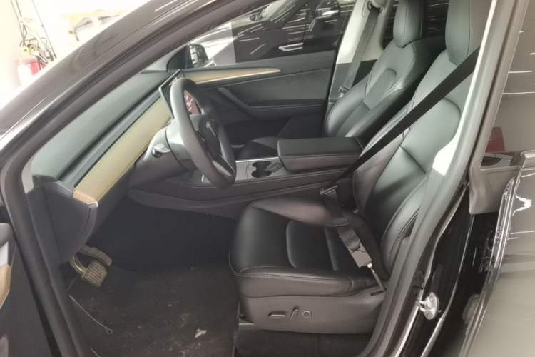 Used Tesla Model Y 2022 Long-Range All-Wheel-Drive Version Left Front Seat