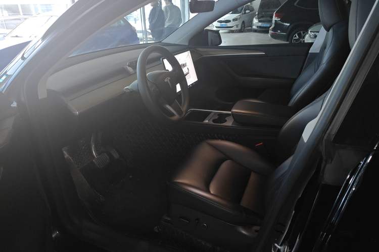 Used Tesla Model Y 2022 Rear-Wheel-Drive Version Left Front Seat