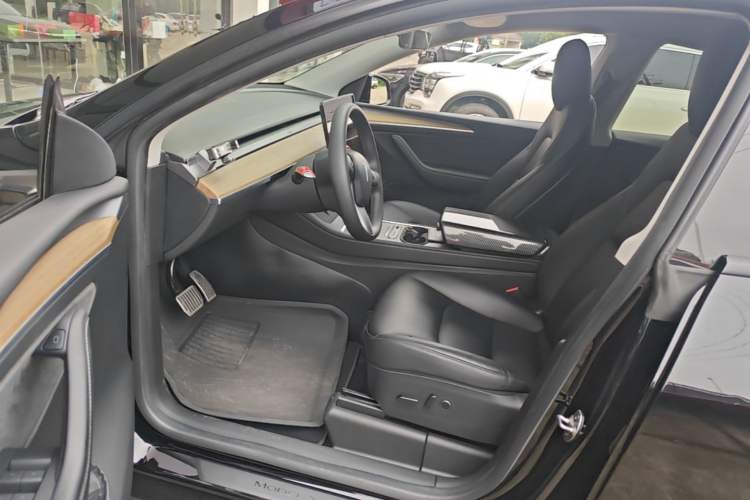 Used Tesla Model Y 2022 Rear-Wheel-Drive Version Left Front Seat