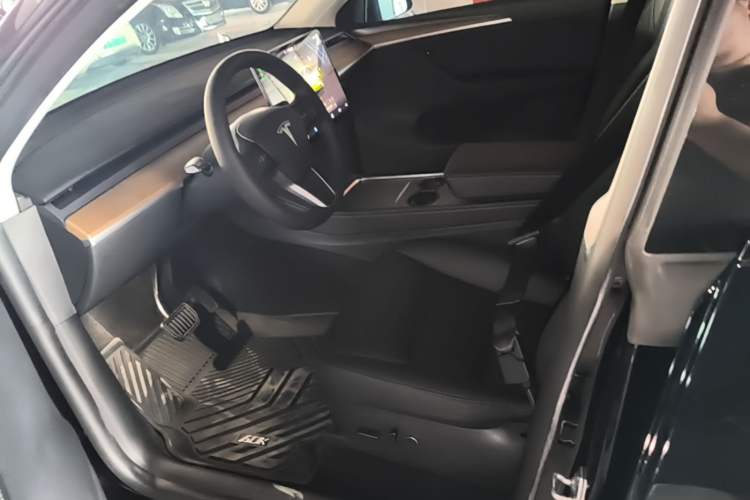 Used Tesla Model Y 2022 Rear-Wheel-Drive Version Left Front Seat
