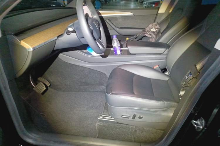 Used Tesla Model Y 2022 Rear-Wheel-Drive Version Left Front Seat