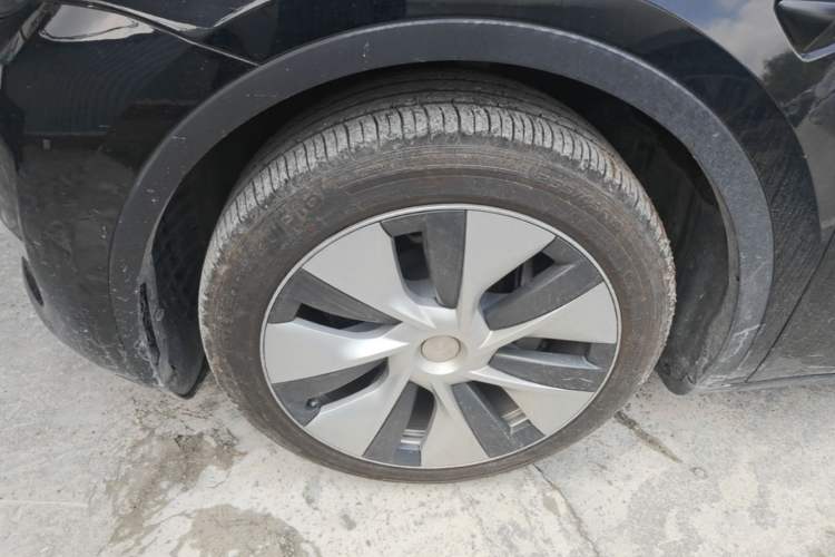 Used Tesla Model Y 2022 Long-Range All-Wheel-Drive Version Left Front Wheel Hub