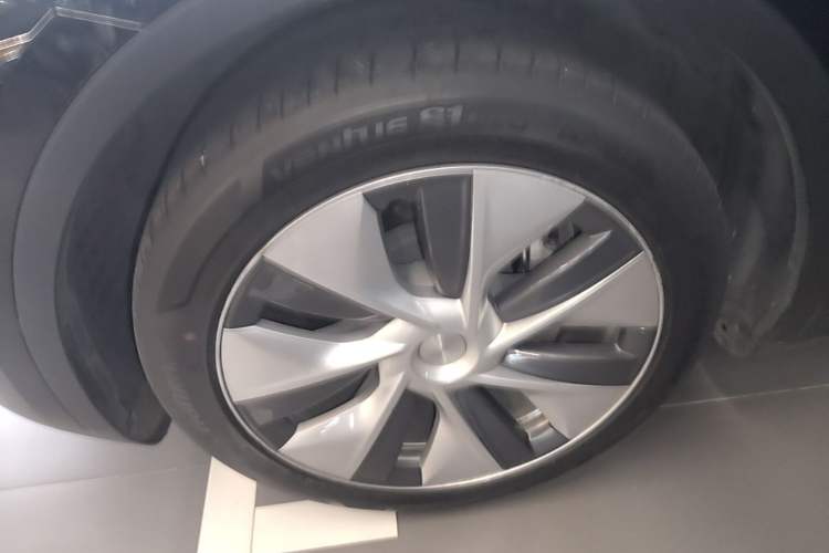 Used Tesla Model Y 2022 Rear-Wheel-Drive Version Left Front Wheel Hub