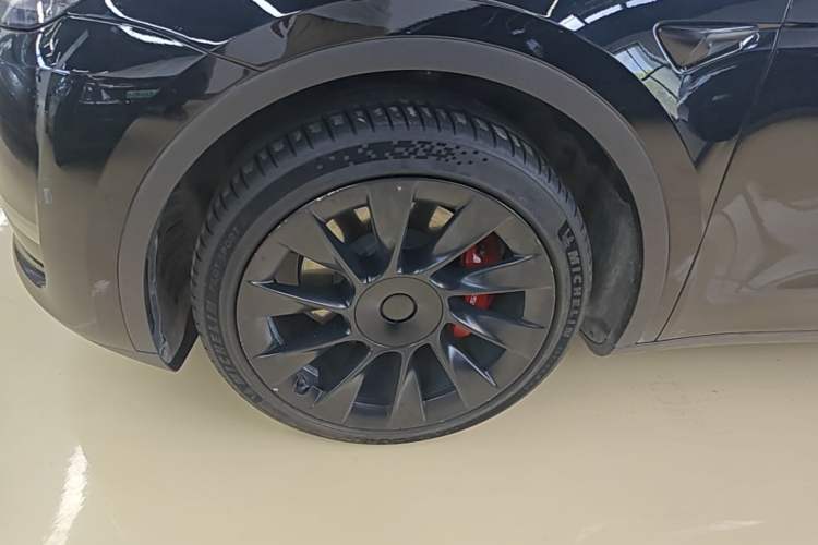 Used Tesla Model Y 2022 Long-Range All-Wheel-Drive Version Left Front Wheel Hub