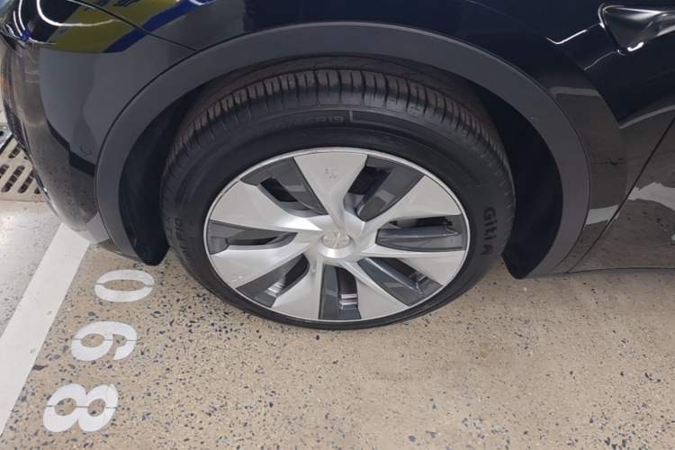Used Tesla Model Y 2022 Rear-Wheel-Drive Version Left Front Wheel Hub