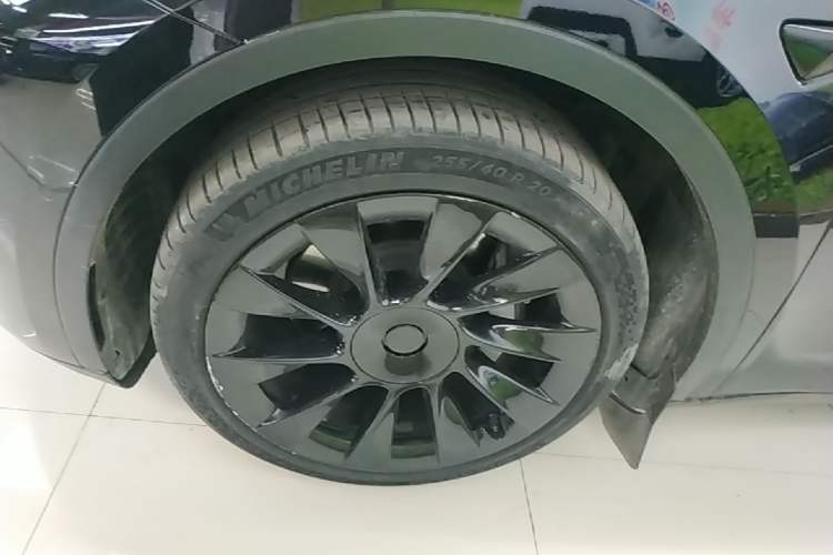 Used Tesla Model Y 2022 Long-Range All-Wheel-Drive Version Left Front Wheel Hub