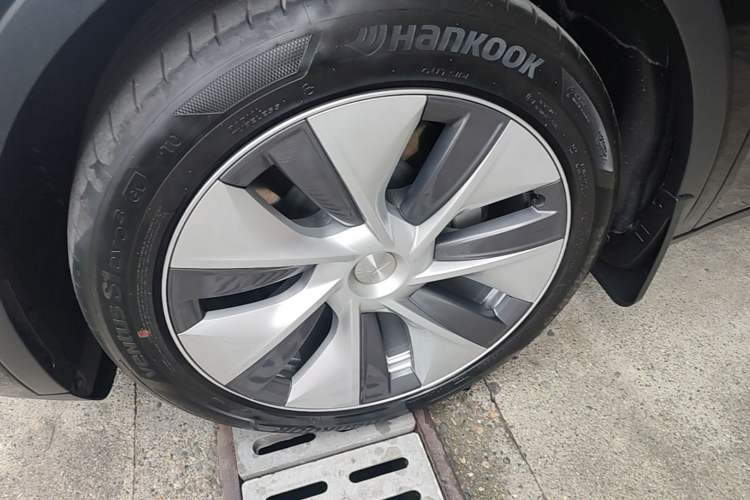 Used Tesla Model Y 2022 Long-Range All-Wheel-Drive Version Left Front Wheel Hub