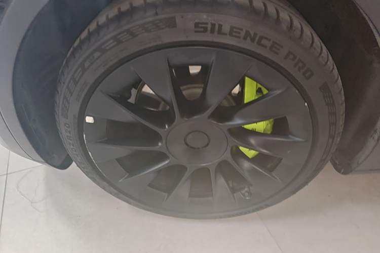 Used Tesla Model Y 2022 Long-Range All-Wheel-Drive Version Left Front Wheel Hub