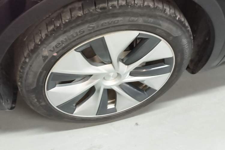 Used Tesla Model Y 2022 Rear-Wheel-Drive Version Left Front Wheel Hub