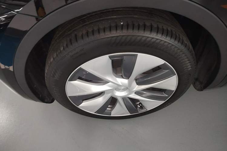 Used Tesla Model Y 2022 Revised Version Rear-Wheel Drive Left Front Wheel Hub