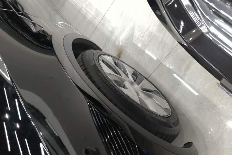 Used Tesla Model Y 2022 Rear-Wheel-Drive Version Left Front Wheel Hub