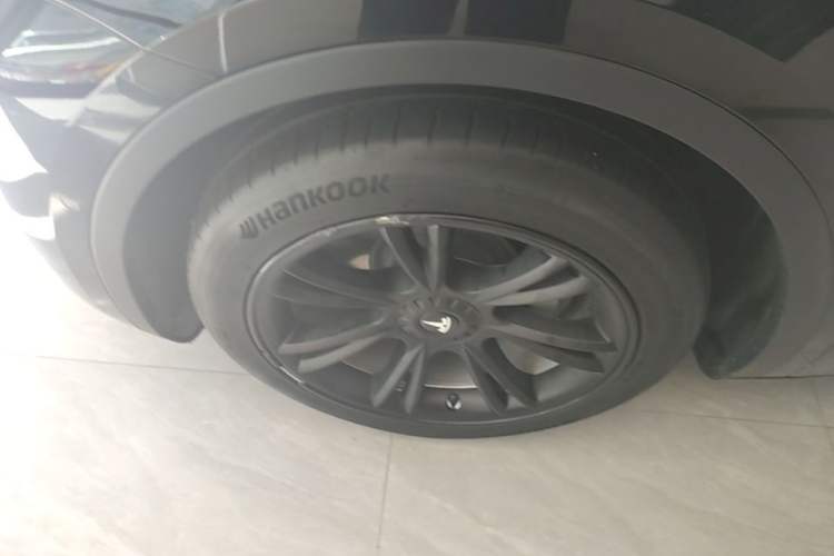 Used Tesla Model Y 2022 Long-Range All-Wheel-Drive Version Left Front Wheel Hub