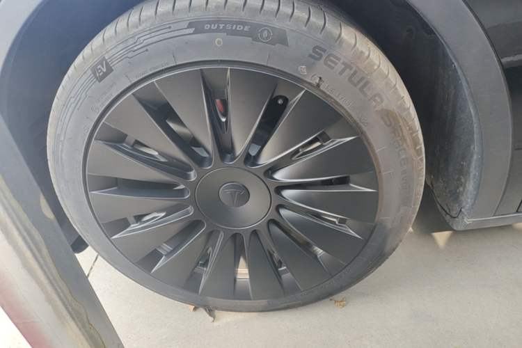 Used Tesla Model Y 2022 Long-Range All-Wheel-Drive Version Left Front Wheel Hub