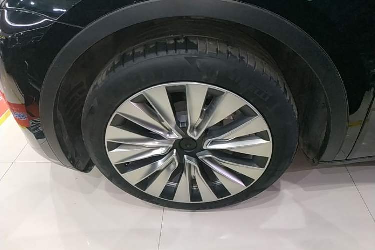 Used Tesla Model Y 2022 Rear-Wheel-Drive Version Left Front Wheel Hub